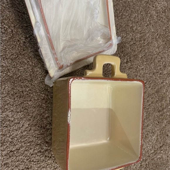1.75 Quart Square Casserole with Lid - Picture 2 of 4